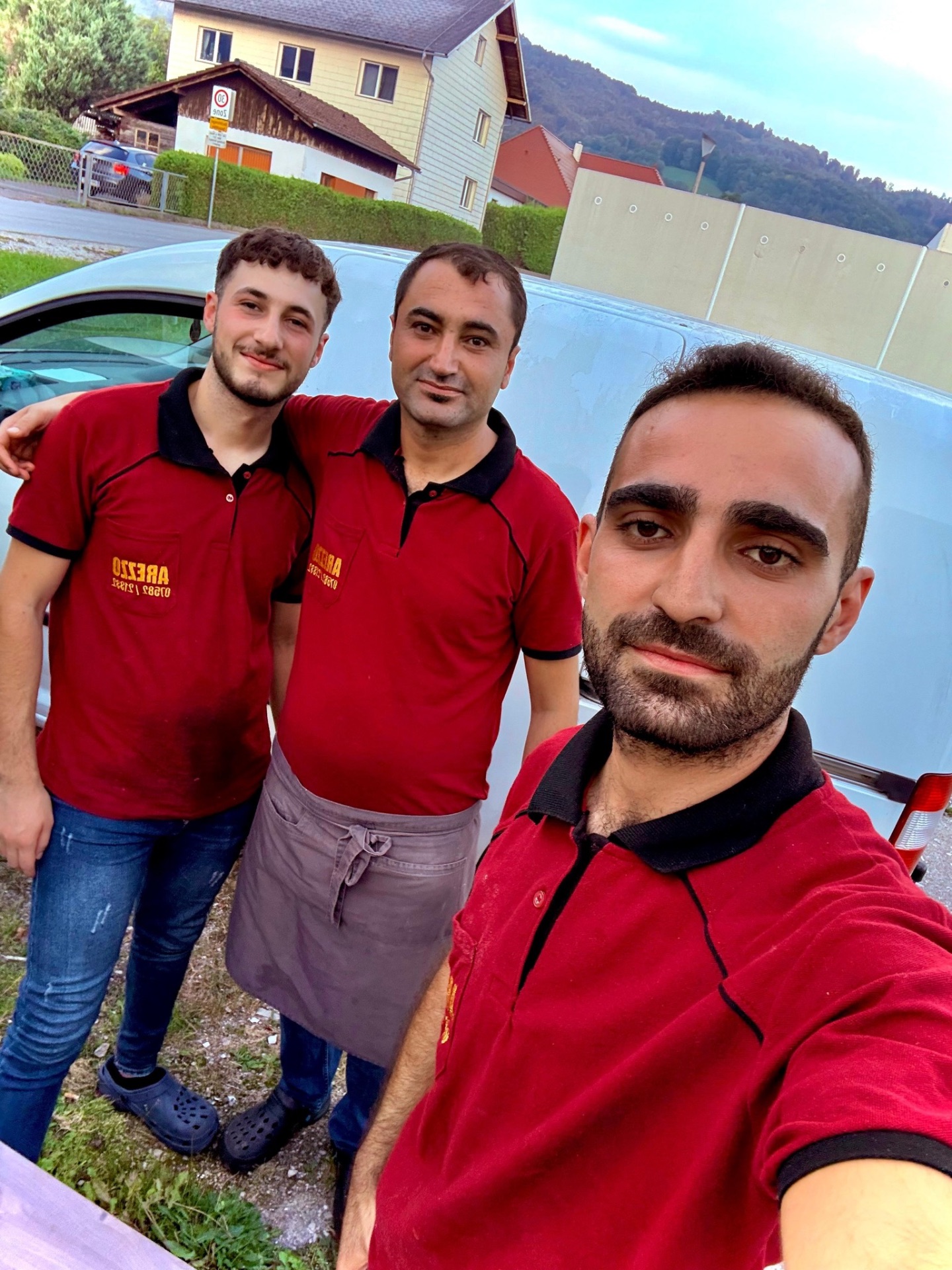 Das Arezzo Team in roten Teamshirts vor dem Restaurant in Micheldorf